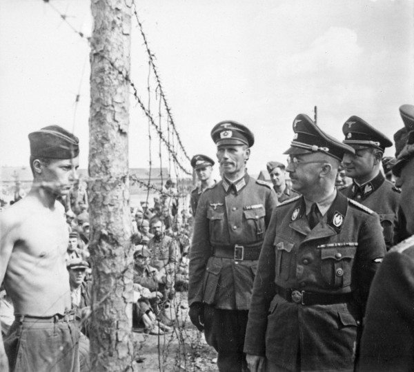 Himmler_besichtigt_die_Gefangenenlager_in_Russland._Heinrich_Himmler_inspects_a_prisoner_of_war_camp_in_Russia,_circa..._-_NARA_-_540164