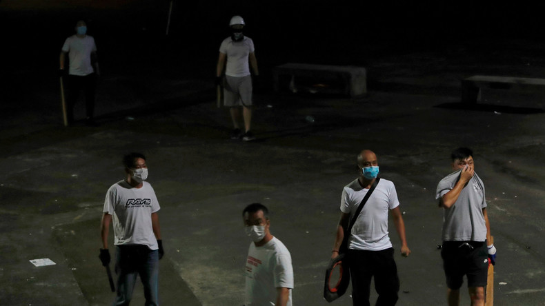 A Hong Kong, des hommes masqués brutalisent des manifestants anti-gouvernementaux
